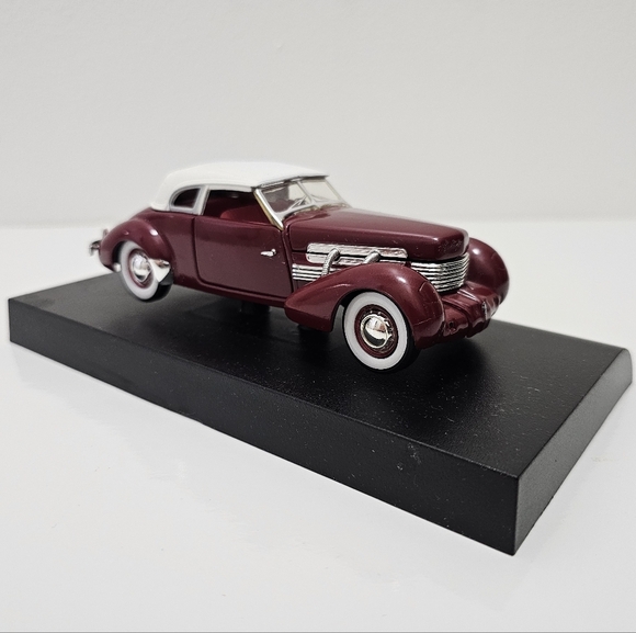Signature Models 1937 Cord 812 Supercharged Coupe Diecast Car Model - Picture 8 of 15
